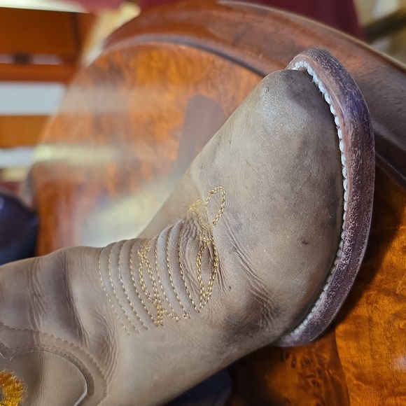 Sunflower Embroidered Cowboy Boots. These Boots Are Size 7 US. - Picture 3 of 6